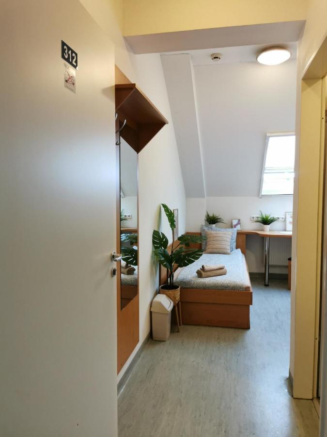 Hid Ifjusagi Szallo Hostel Dunaujvaros Ngoại thất bức ảnh